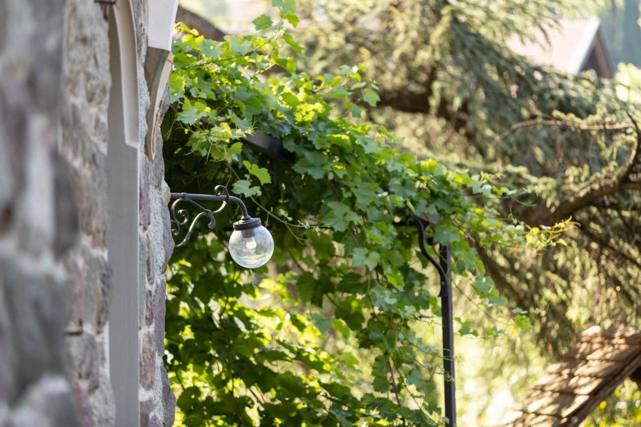 Der Ladurner Hof - Wohnen Am Weinberg Apartment Merano Bagian luar foto