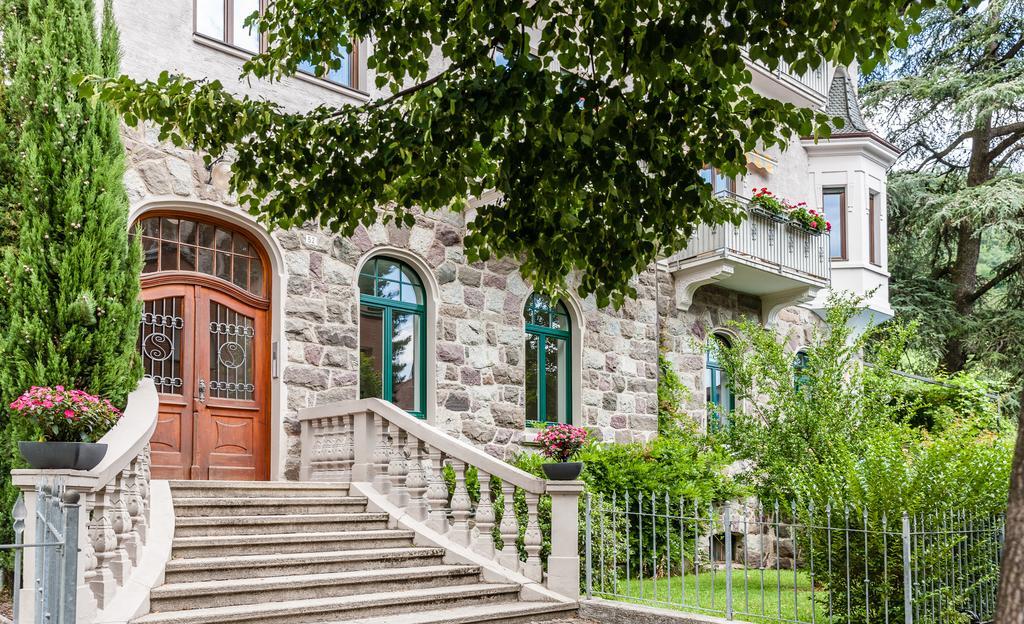 Der Ladurner Hof - Wohnen Am Weinberg Apartment Merano Bagian luar foto